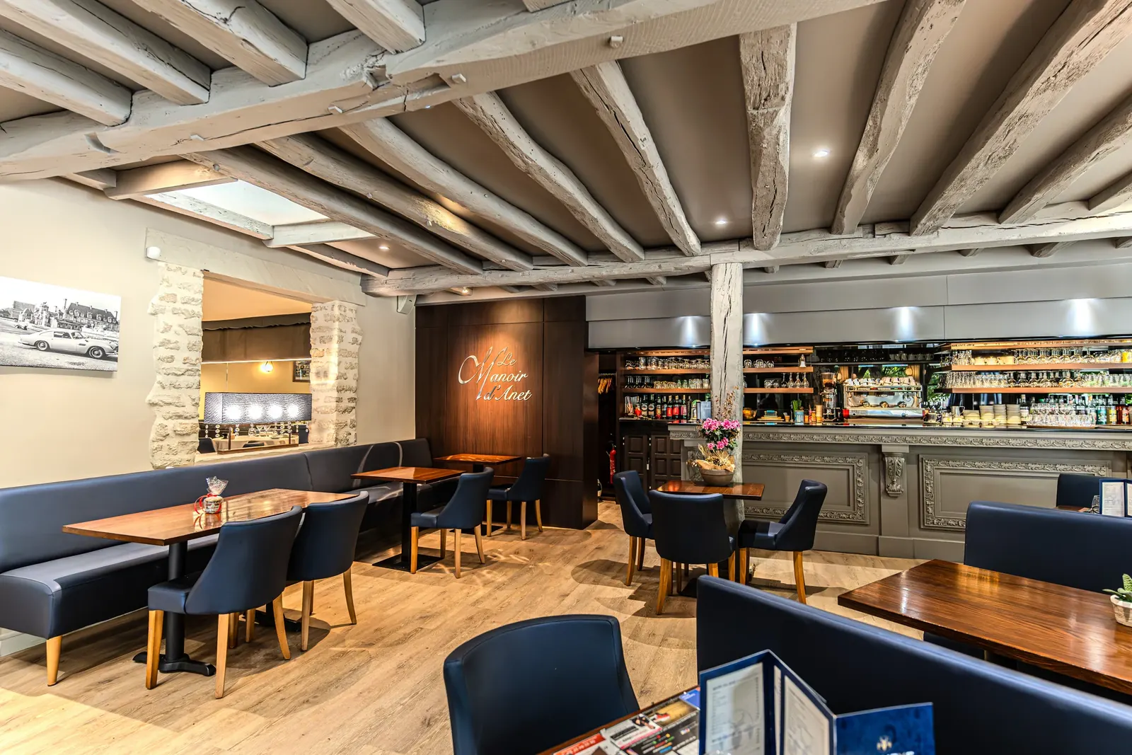 Salle et bar du Manoir d’Anet