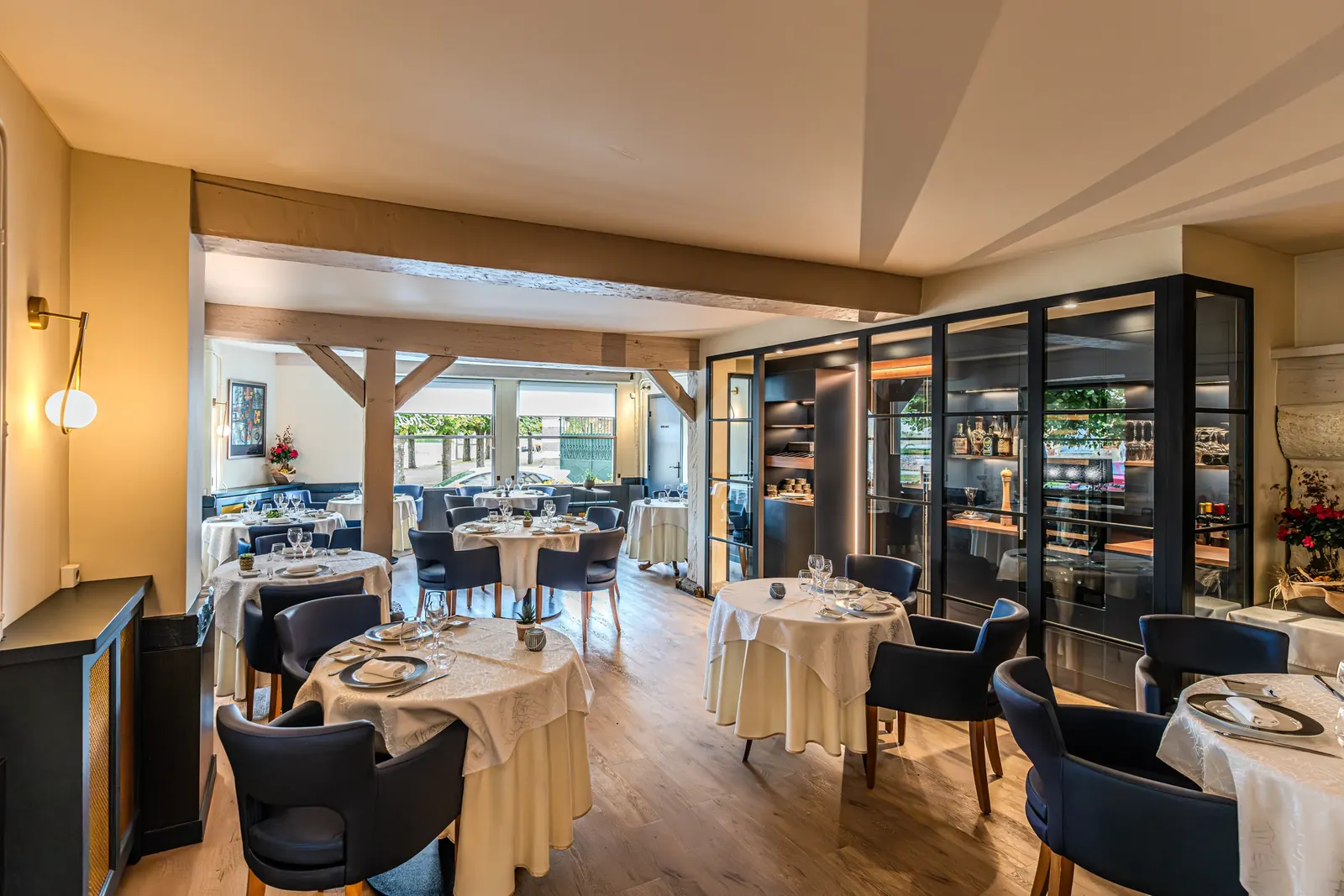 Salle lumineuse du restaurant